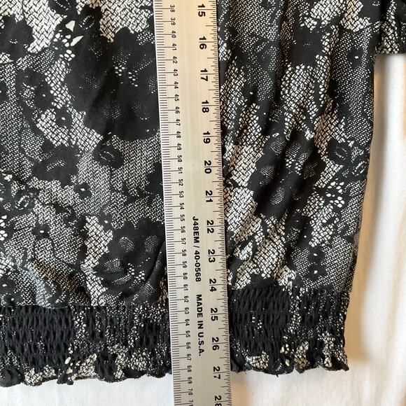 Faded Glory Women Half Sleeve V-neck Floral Blouse size XL (16W), Black & Gray - Picture 3 of 6